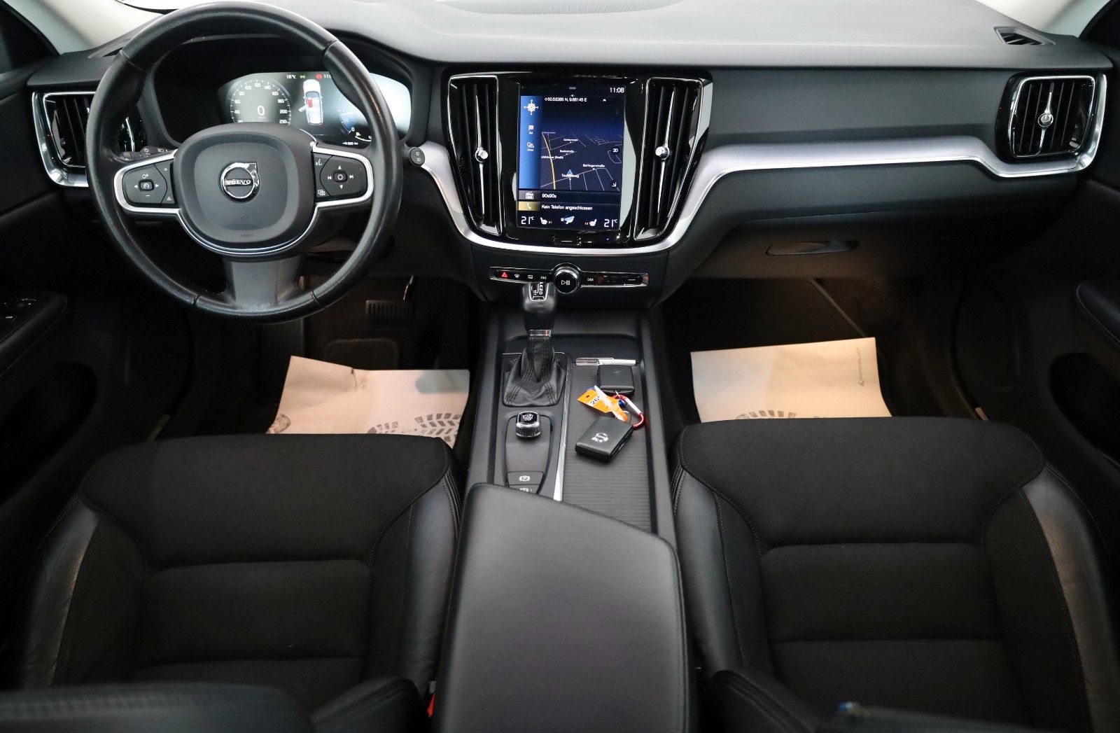 Fahrzeugabbildung Volvo V60 Momentum, T.Leder,Navi,LED,SH,PDC,AHK