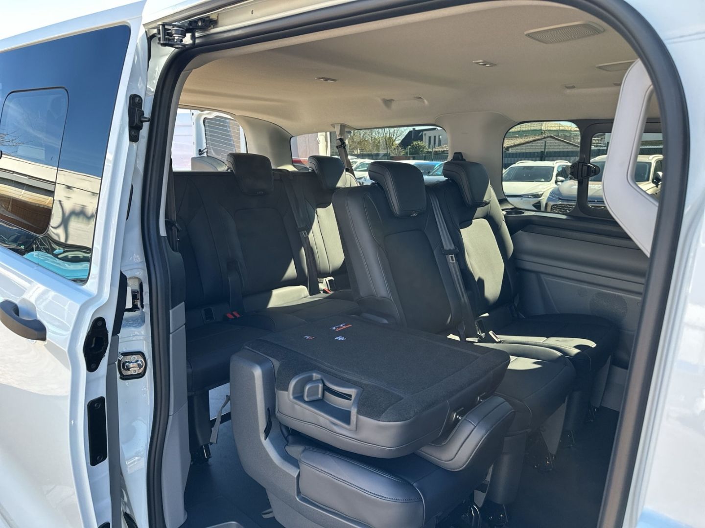 Fahrzeugabbildung Ford Transit Custom 9-Sitzer 320 L2 2.0 EcoBlue EU6e