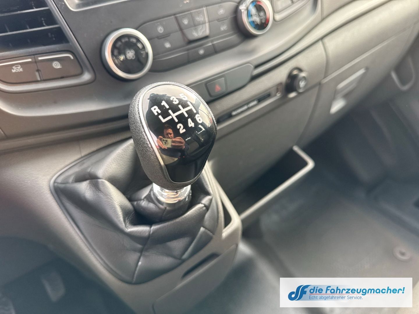 Fahrzeugabbildung Ford Transit Pritsche 350 L2 Doppelkabine Basis AHK D