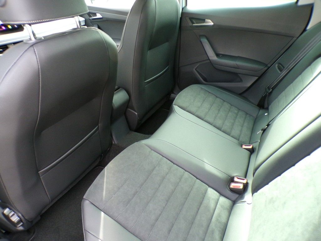 Fahrzeugabbildung SEAT Arona 1.0 TSI DSG Road Edition
