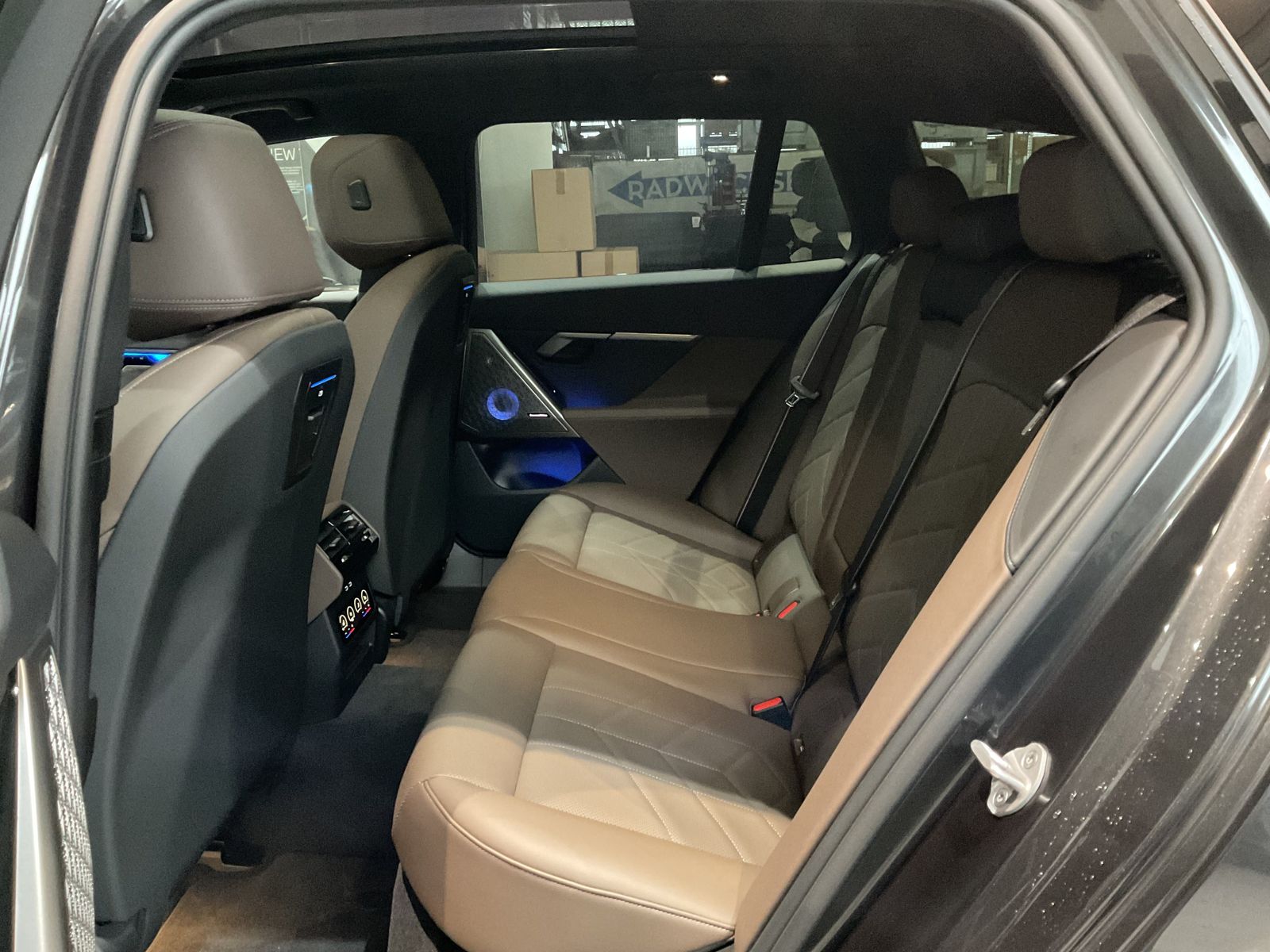 Fahrzeugeinzelansicht 13 Fahrzeugabbildung BMW 540d xDrive Touring M Sportpaket Pro DAB LED AHK