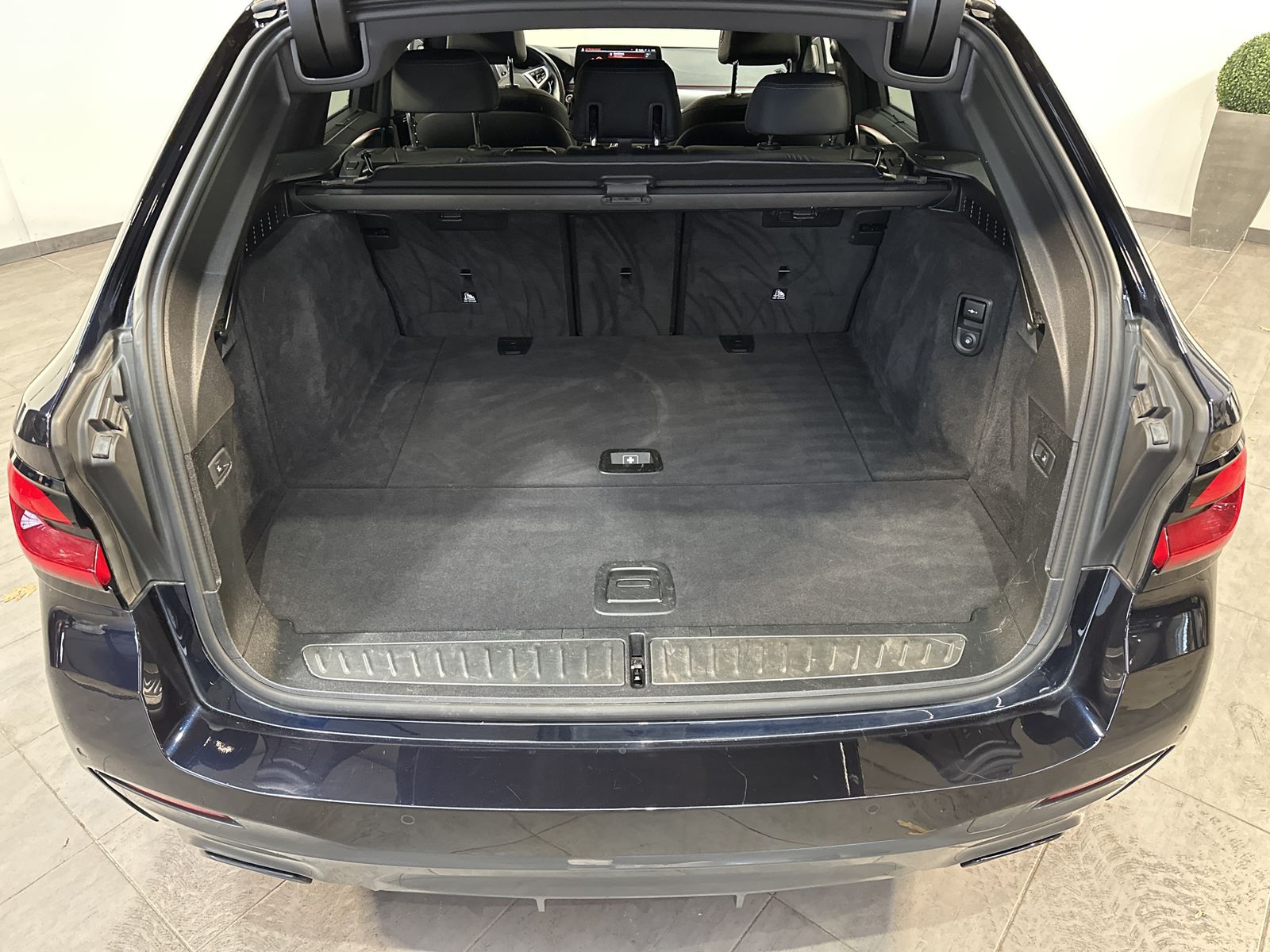 Fahrzeugabbildung BMW 530i Touring M-Sport NAV+LED+AHK+KAM+H&K+20ZO+VC