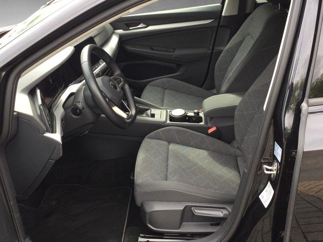 Fahrzeugabbildung Volkswagen Golf VIII TSI Life Standhzg. LED AHK Navi Pano A