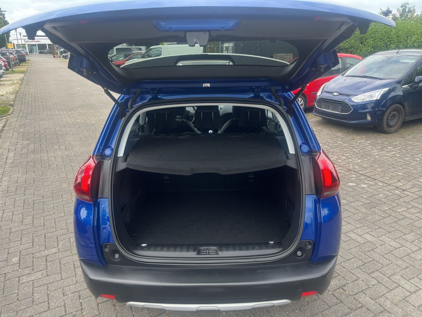 Fahrzeugabbildung Peugeot 2008 Puretech 110 S&S Allure Panorama Navi SHZ