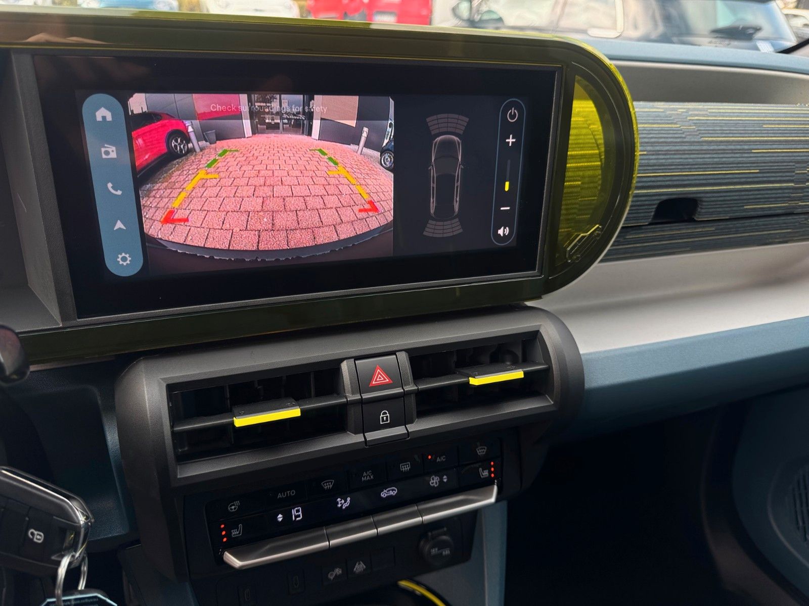 Fahrzeugabbildung Fiat Grande Panda 100 PS Automatik Icon Navi Kamera