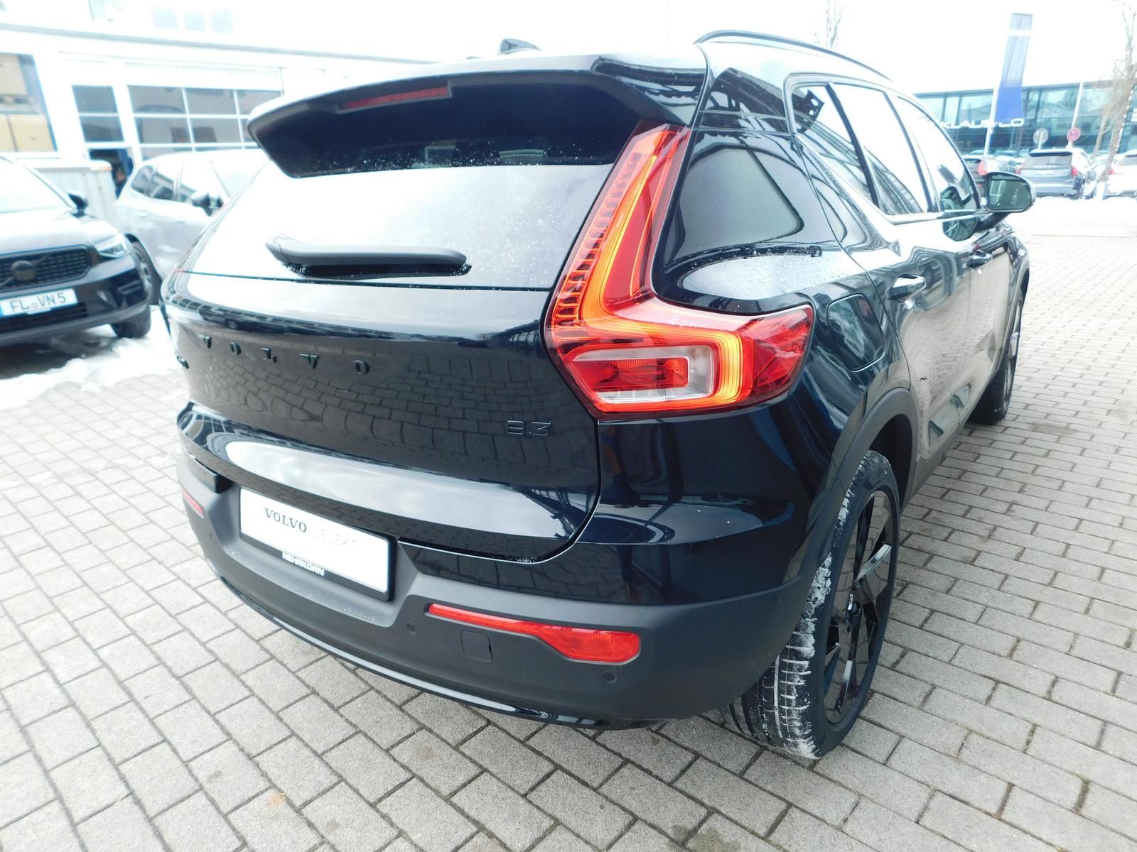 Fahrzeugabbildung Volvo XC40 B3 Ultra Black Editon "Glasdach,360°Cam"