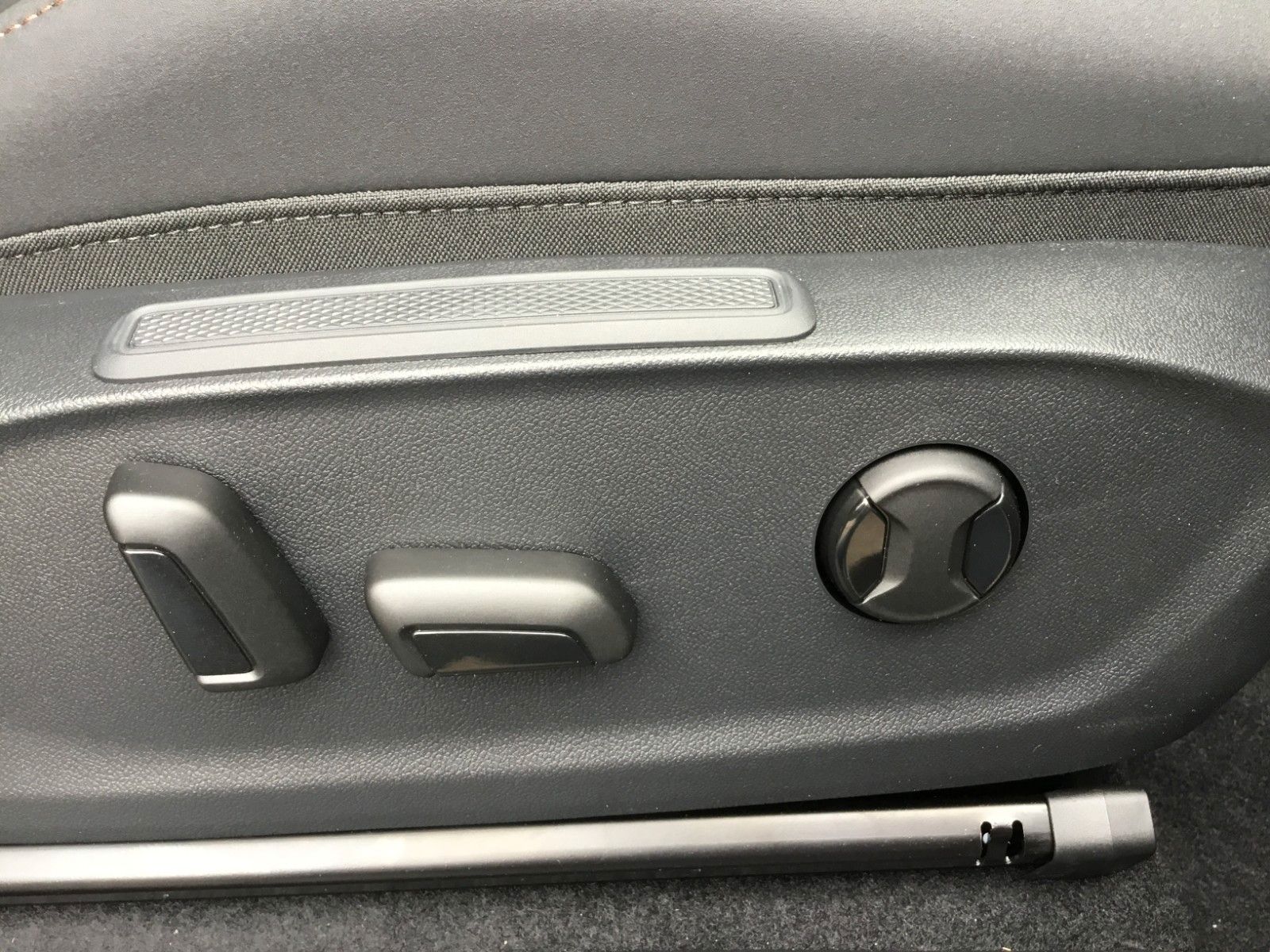 Fahrzeugabbildung CUPRA Terramar 2.0 TSI DSG 4Drive+Matrix+AHK+Pano+360°