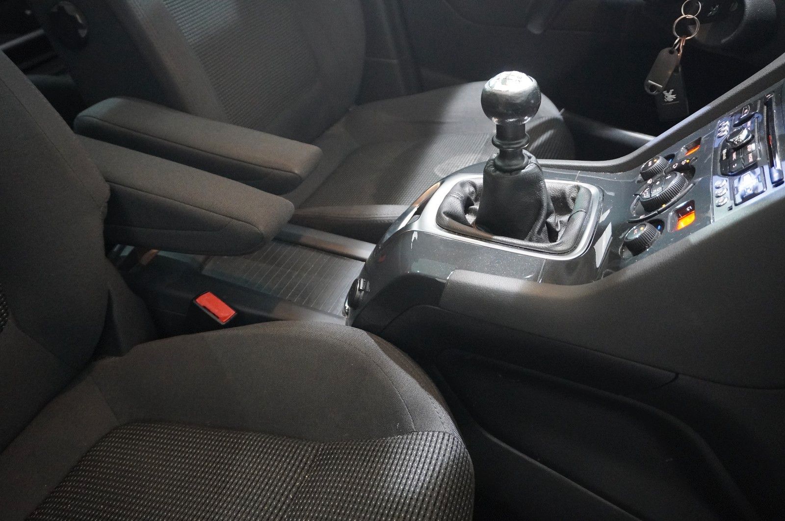 Fahrzeugabbildung Peugeot 5008 1.2T STYLE NAVI/LED/KAMERA/SHZ/PANO./AHK