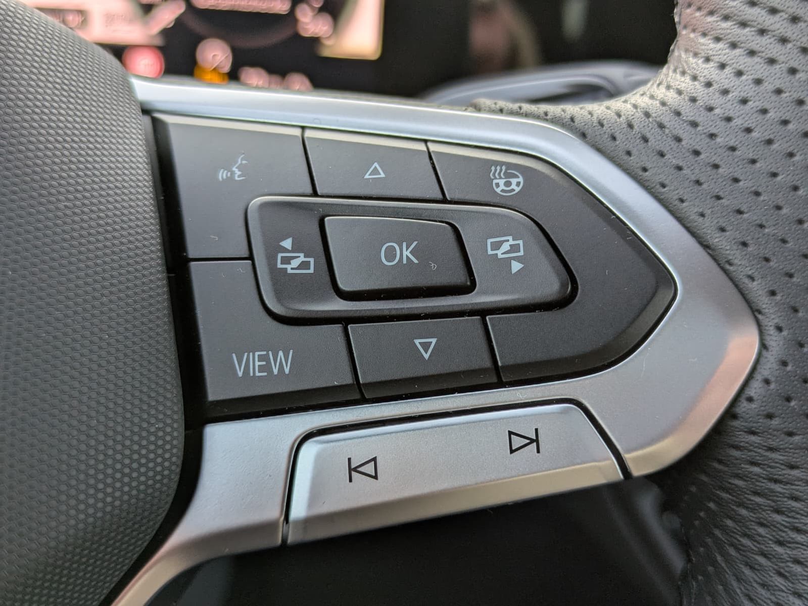 Fahrzeugabbildung Volkswagen Tayron 2.0 TDI 4M R-Line 7Si*MATRIX*AHK*PANO*HUD