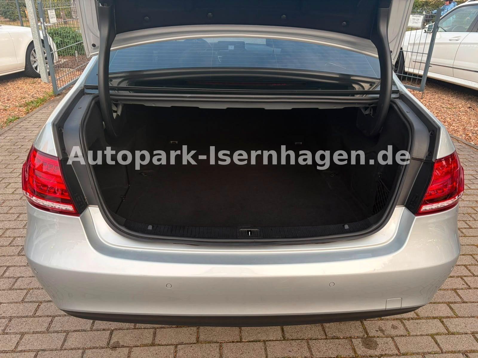 Mercedes-Benz E 300 Elegance*FL*Pano*Leder*4xSZH*Keyless*Xenon