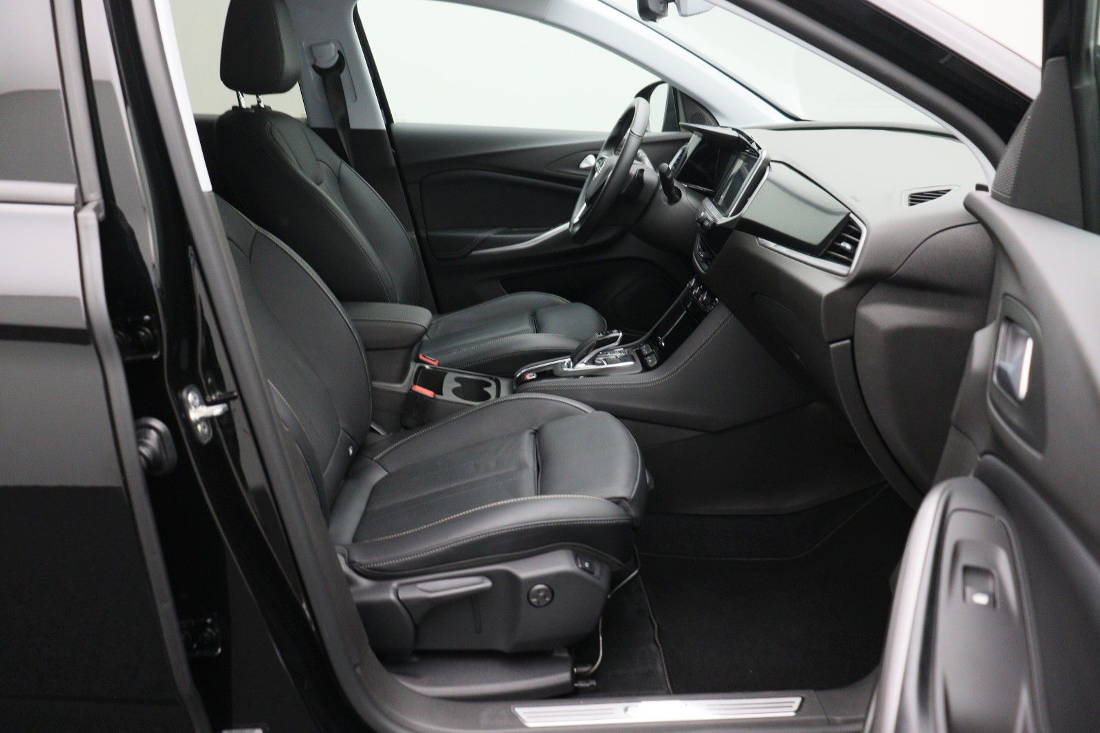 Fahrzeugabbildung Opel Grandland PHEV 1.6 Ultimate AT-8 AWD (300 PS)
