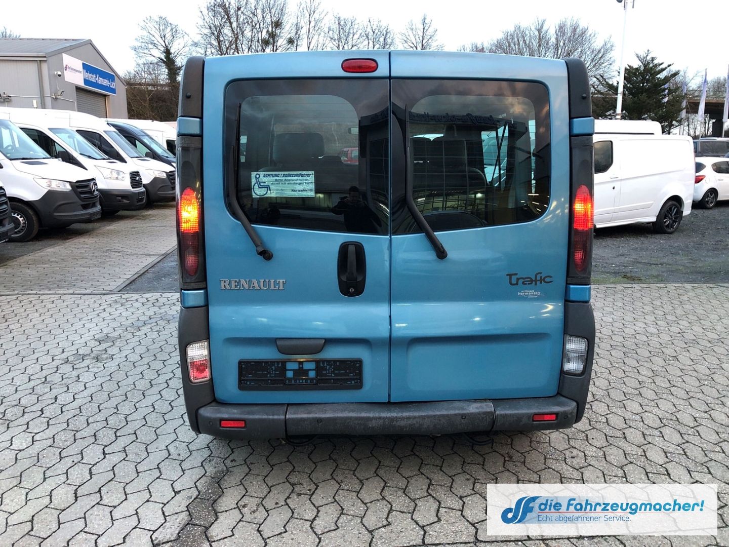 Fahrzeugabbildung Renault Trafic Combi Behindertengerecht Rampe Export TÜV