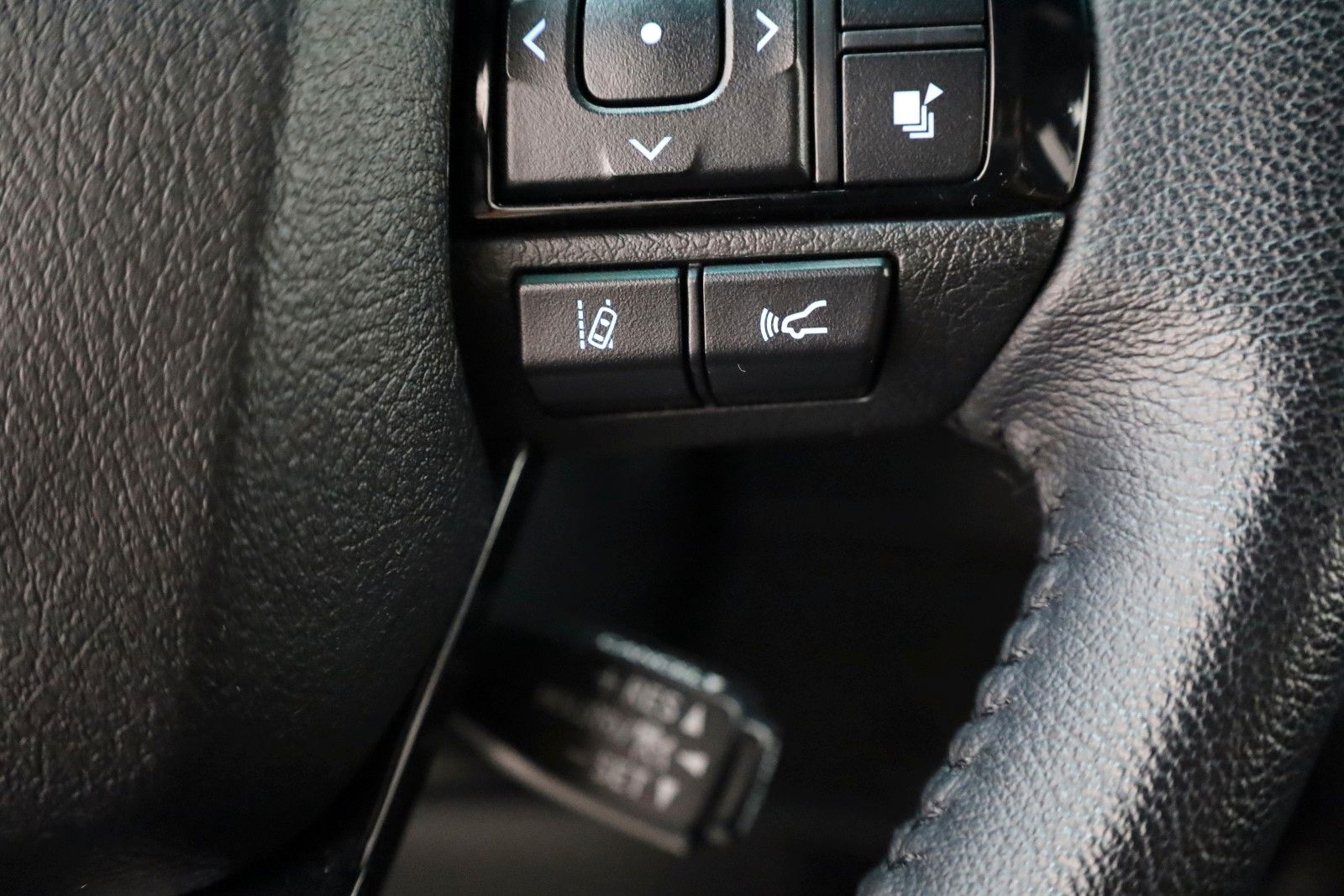 Fahrzeugabbildung Toyota Hilux 2.8 D-4D Invincible,ACC,Rollo,Rollbüg.,AHK