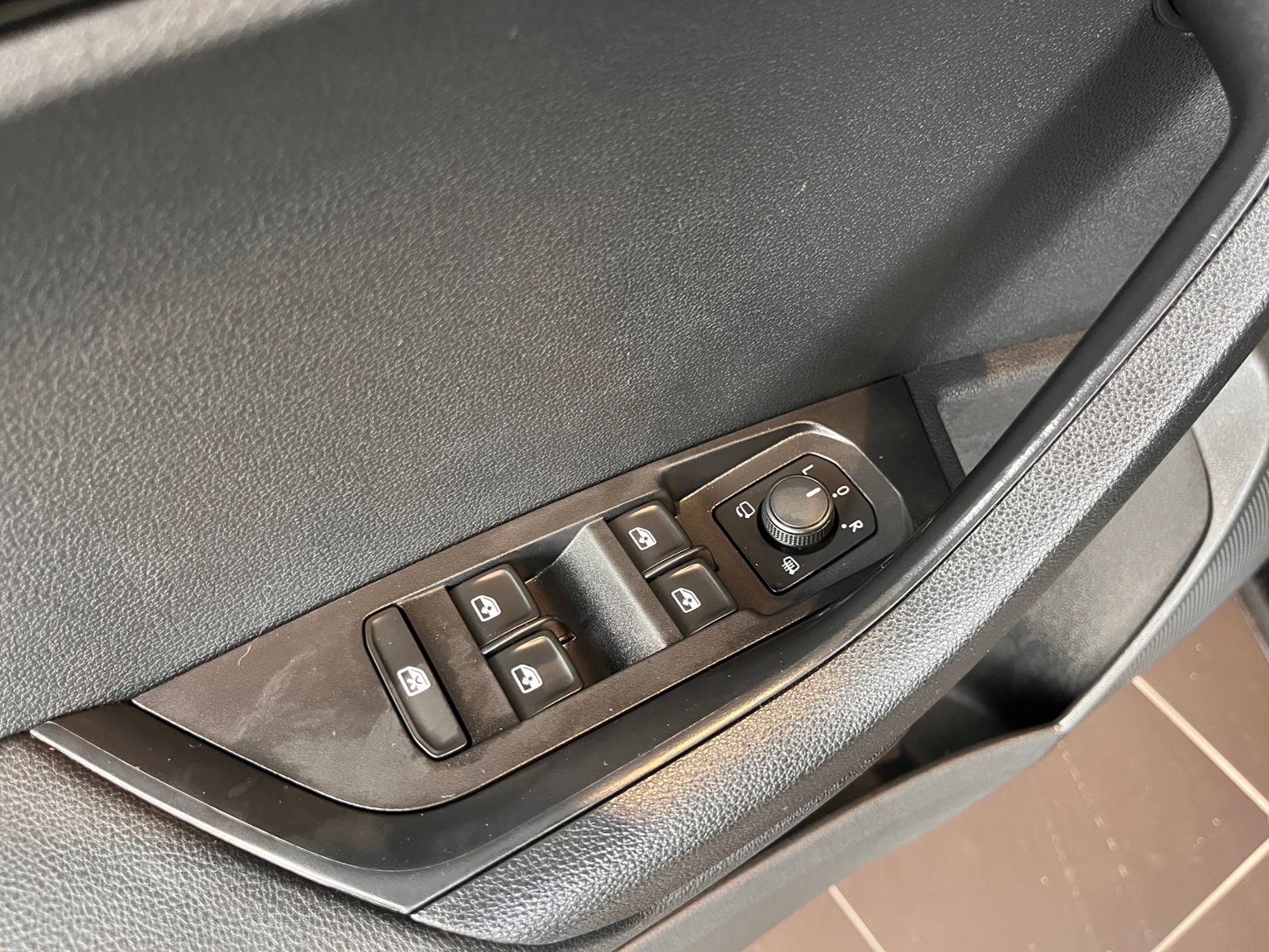Fahrzeugabbildung SKODA KAROQ Style AHK ACC LED NAV LEDER 18"