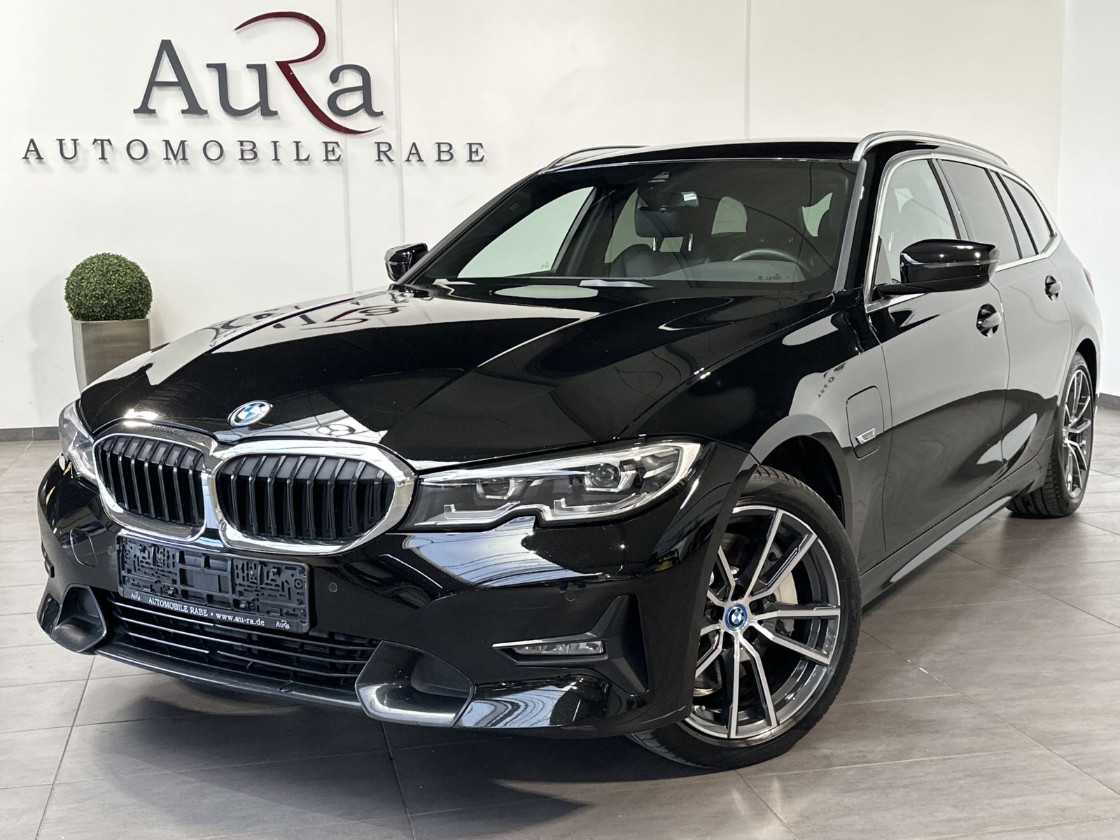 Fahrzeugabbildung BMW 330e Touring Sport-Line NAV+LED+HIFI+18ZO+MEMORY