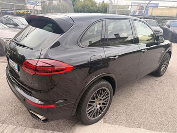 Porsche Cayenne - 4