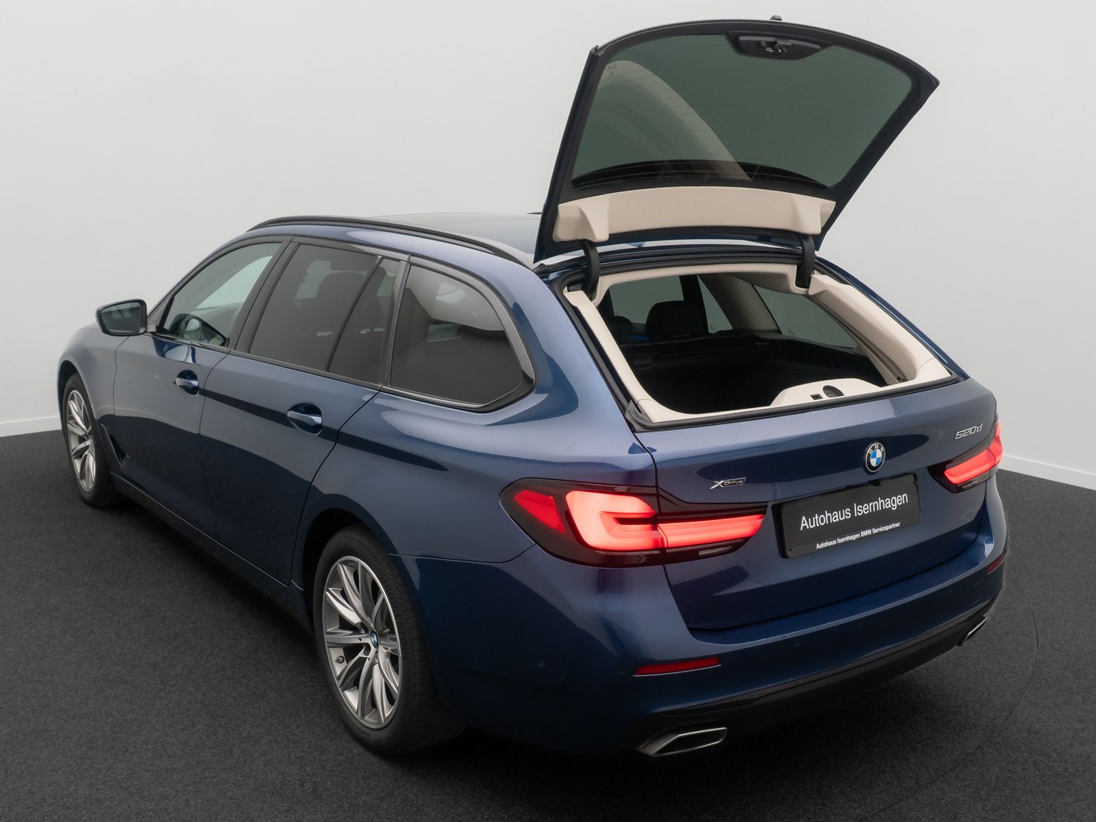 Fahrzeugabbildung BMW 520d xD DAB HUD Kamera Alarm Panoram Leder Sport