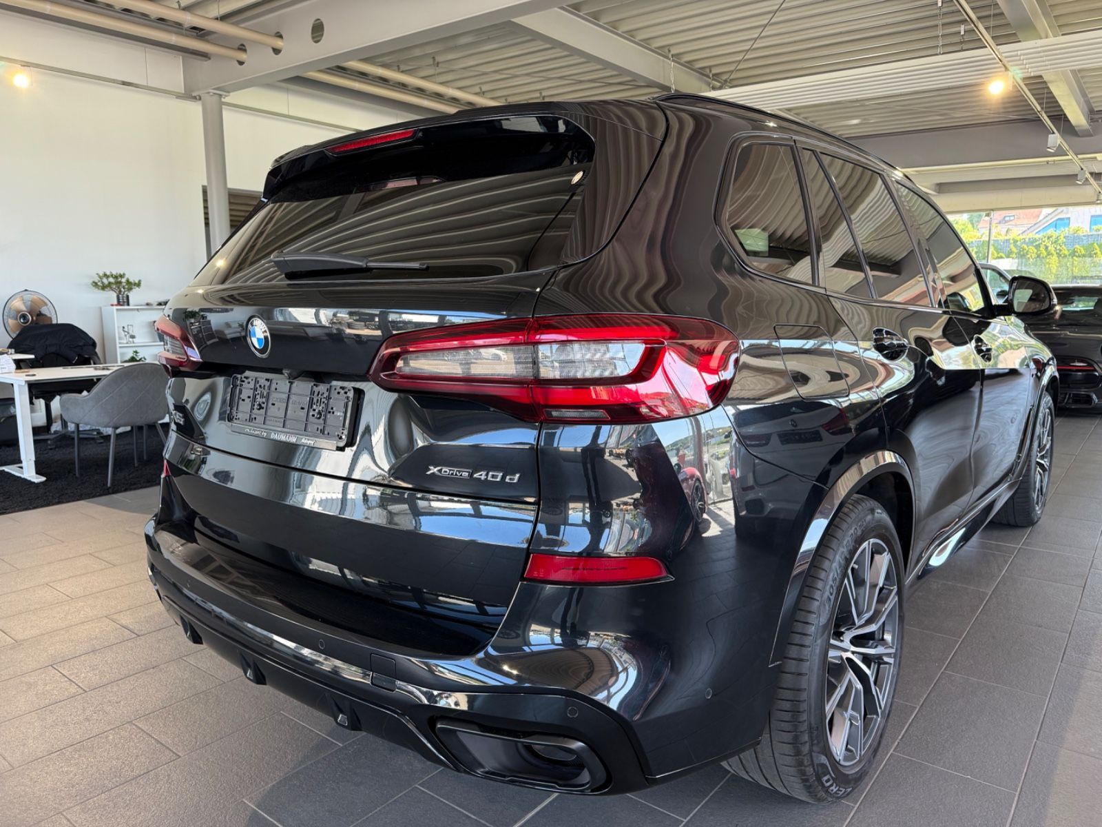 Fahrzeugabbildung BMW X5 xDrive40d M Sport*AHK*StandHz*SkyL*H/K*Laser*