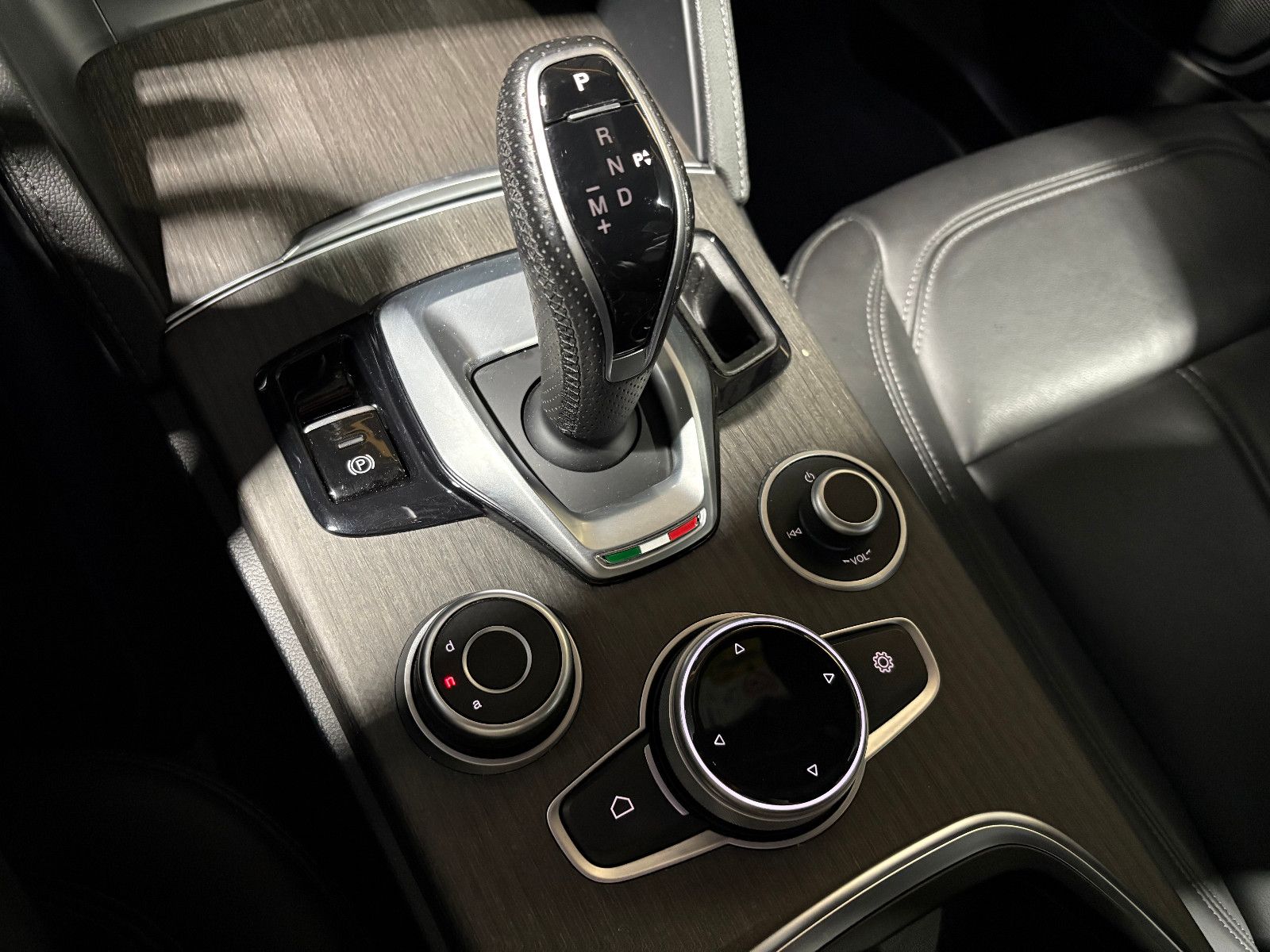 Fahrzeugabbildung Alfa Romeo Stelvio Ti Q4/MEMORY/NAVI/KAMERA/ACC/KLIMA