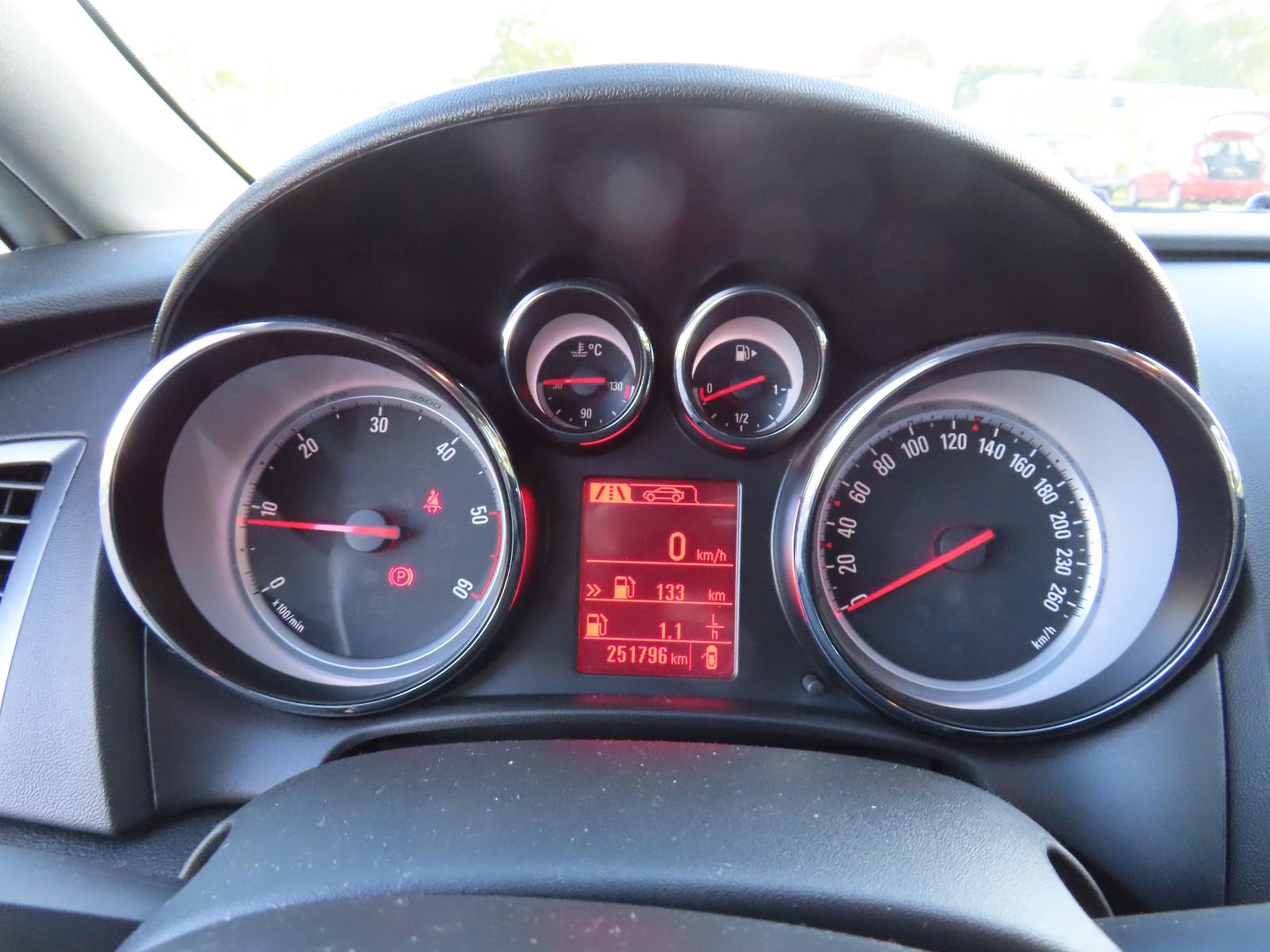 Opel Astra 2015 — photo 14
