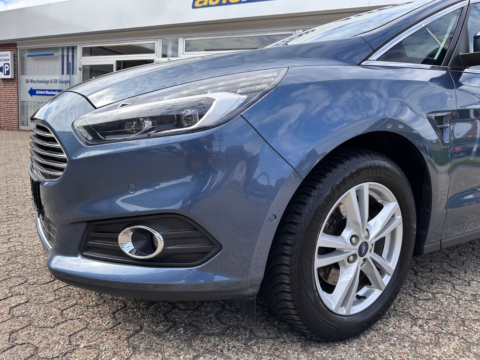 Fahrzeugabbildung Ford S-Max 1.5 EB Titanium 7-Sitz/LED/KeyFree/RFK/PDC