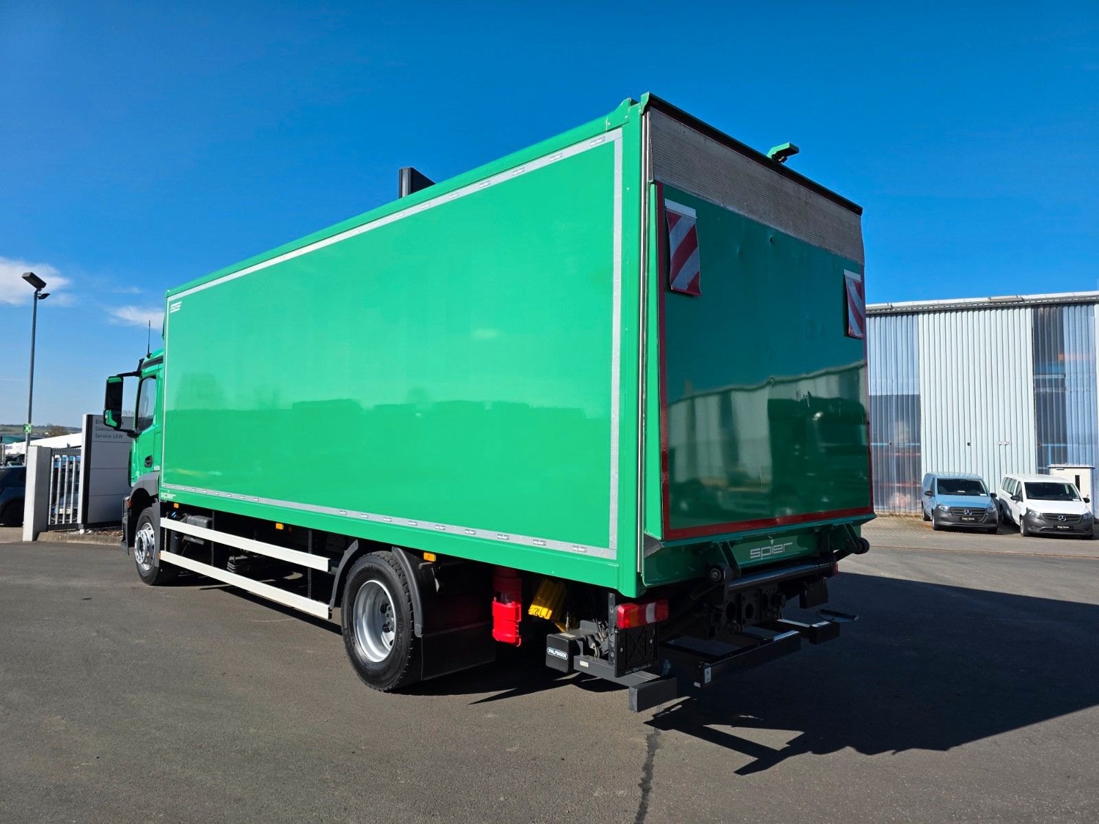 Fahrzeugabbildung Mercedes-Benz Actros 1824 L 4x2 LBW 2.000kg Tür Kamera Navi
