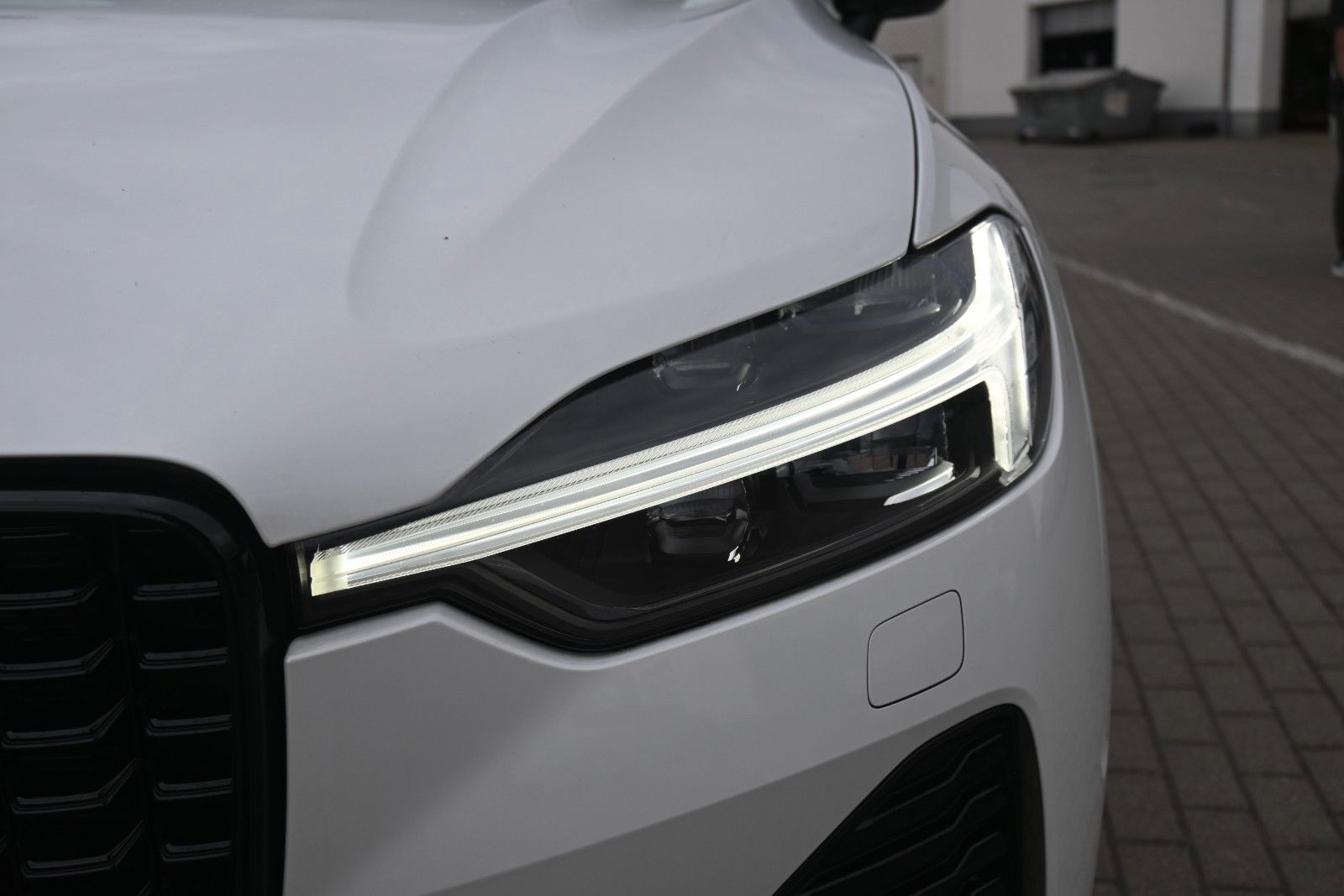 Fahrzeugabbildung Volvo XC60 B4 Benzin FWD Plus Dark*STHZG*360°*ACC*AHK