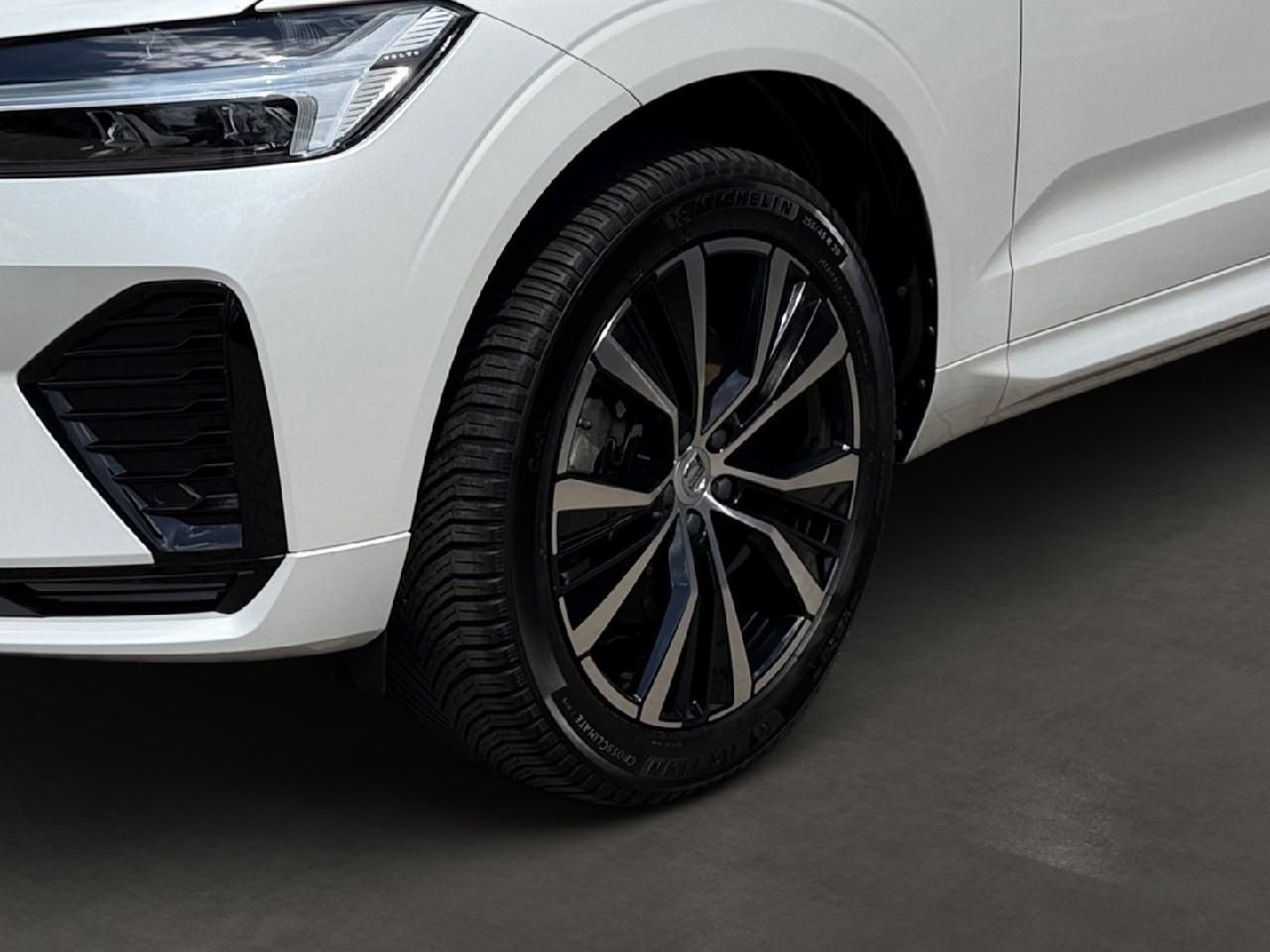 Fahrzeugabbildung Volvo XC60 B4 Benzin Plus Dark 2WD