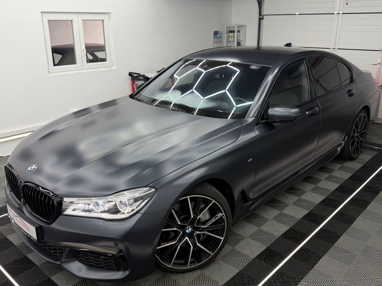 Fahrzeugabbildung BMW 750 d xDrive M SPORT/LASER/EXECUTIVE PRO/FROZEN