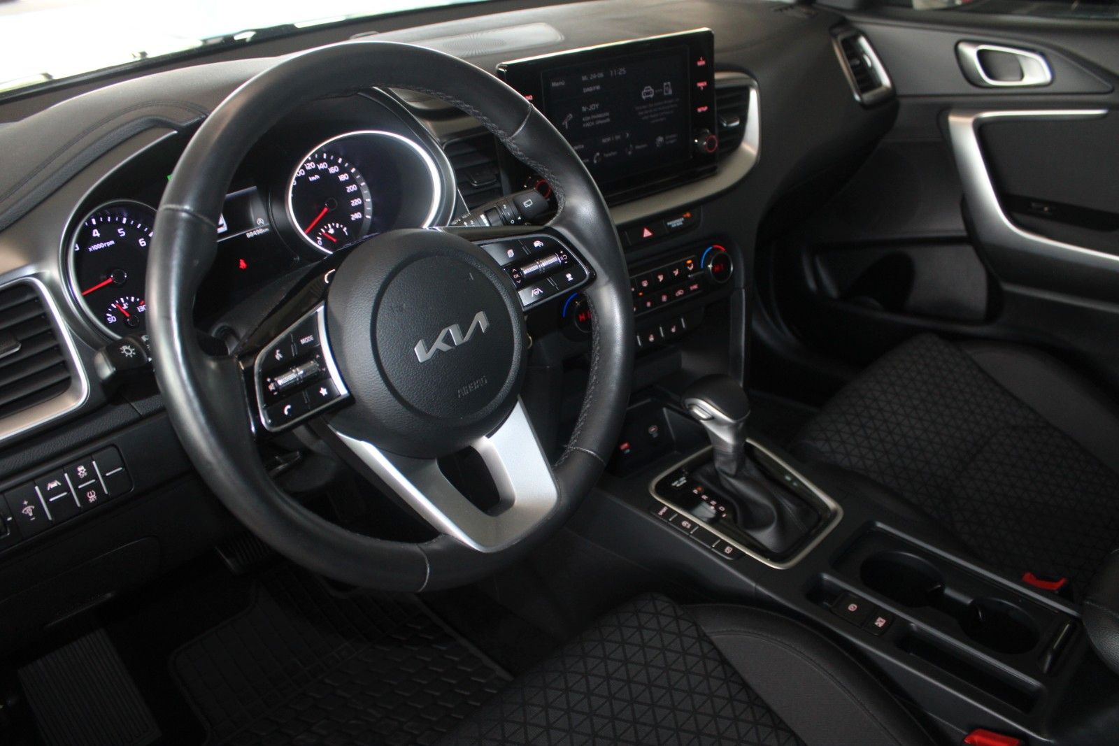 Fahrzeugabbildung Kia cee'd SW 1,5T Prestige Aut. SHZ LHZ ACC CAM uvm.