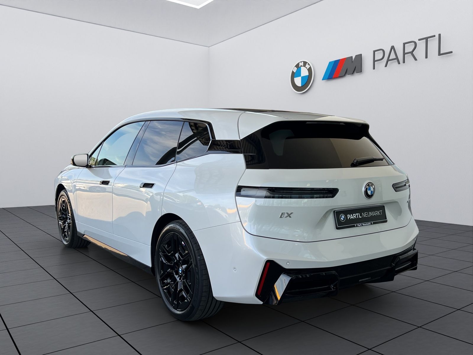 BMW iX xDrive45 M-Sport Pro PANO AHK DA-Prof. adapLE imagem 3