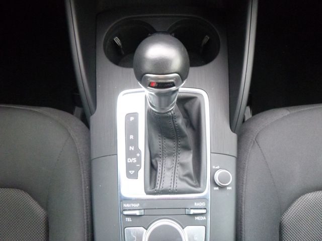 Fahrzeugabbildung Audi A3 Sportback 35 TFSI >AUT/NAV/Sitzheiz/Einparkh<