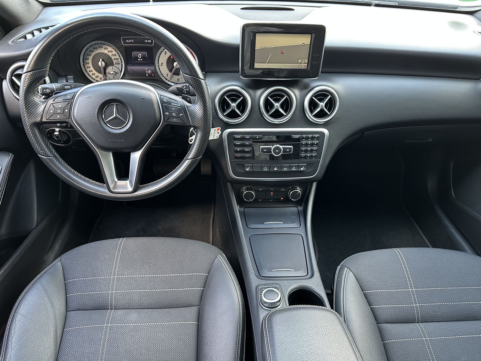 Fahrzeugabbildung Mercedes-Benz A 200 CDI Urban DCT NAV+XEN+SHZ+PANO+TEMPOMAT