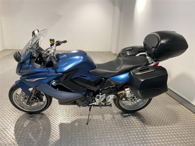 BMW F 800 GT mit Koffern und Topcase