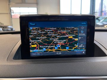 Audi Q3 design quattro *BI-XENON*PDC*NAVI*SHZ*MFL*LED