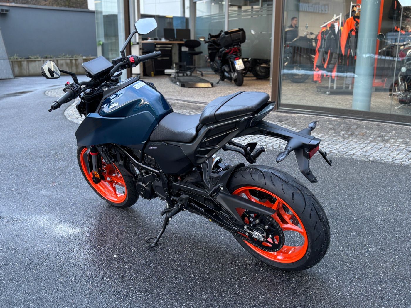 Fahrzeugabbildung KTM 125 Duke Modell 2026 auch in Schwarz erhältlich