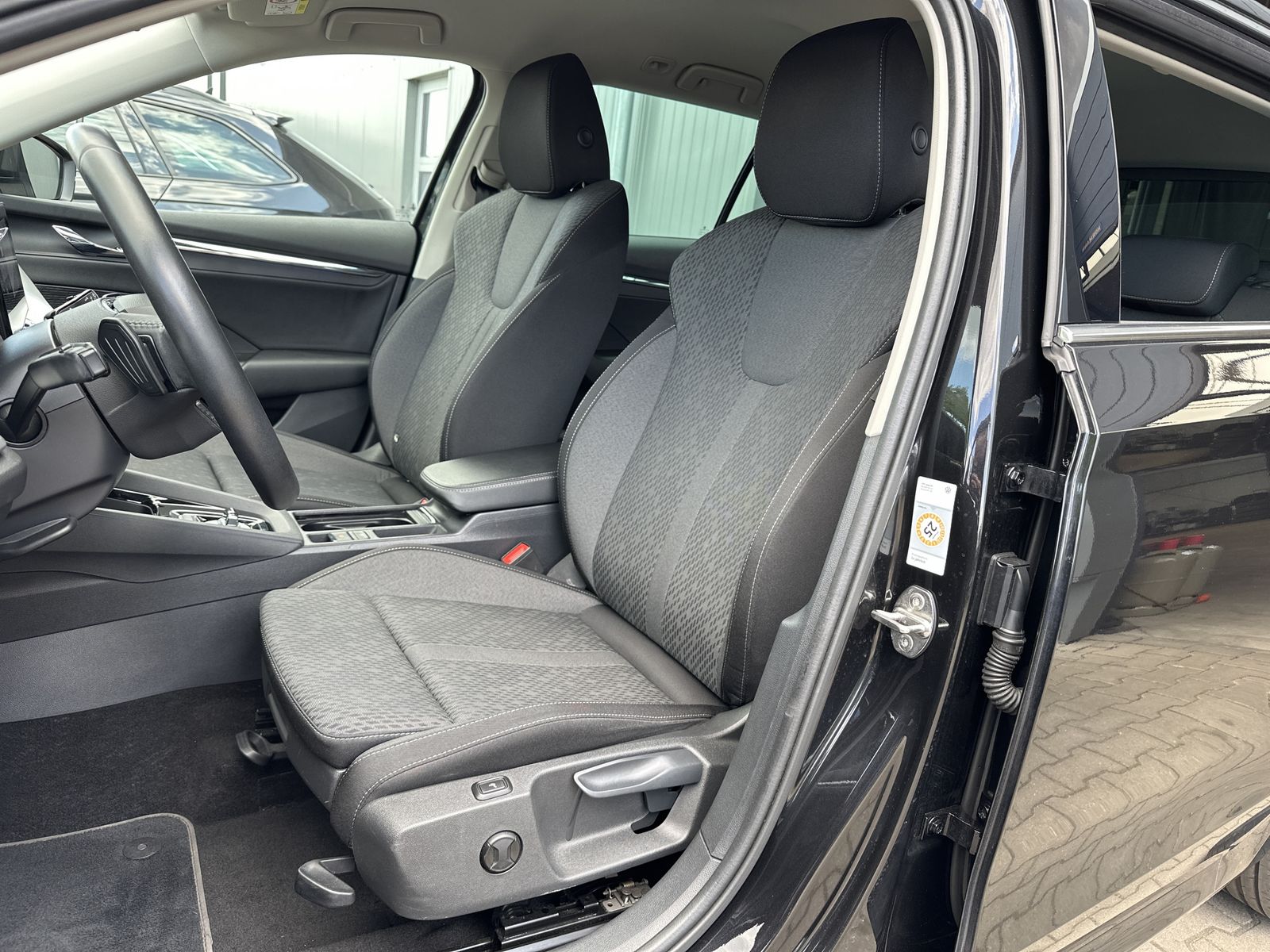 Fahrzeugabbildung SKODA Octavia Combi 2.0 TDI DSG Style NAV+LED+AHK+HUD