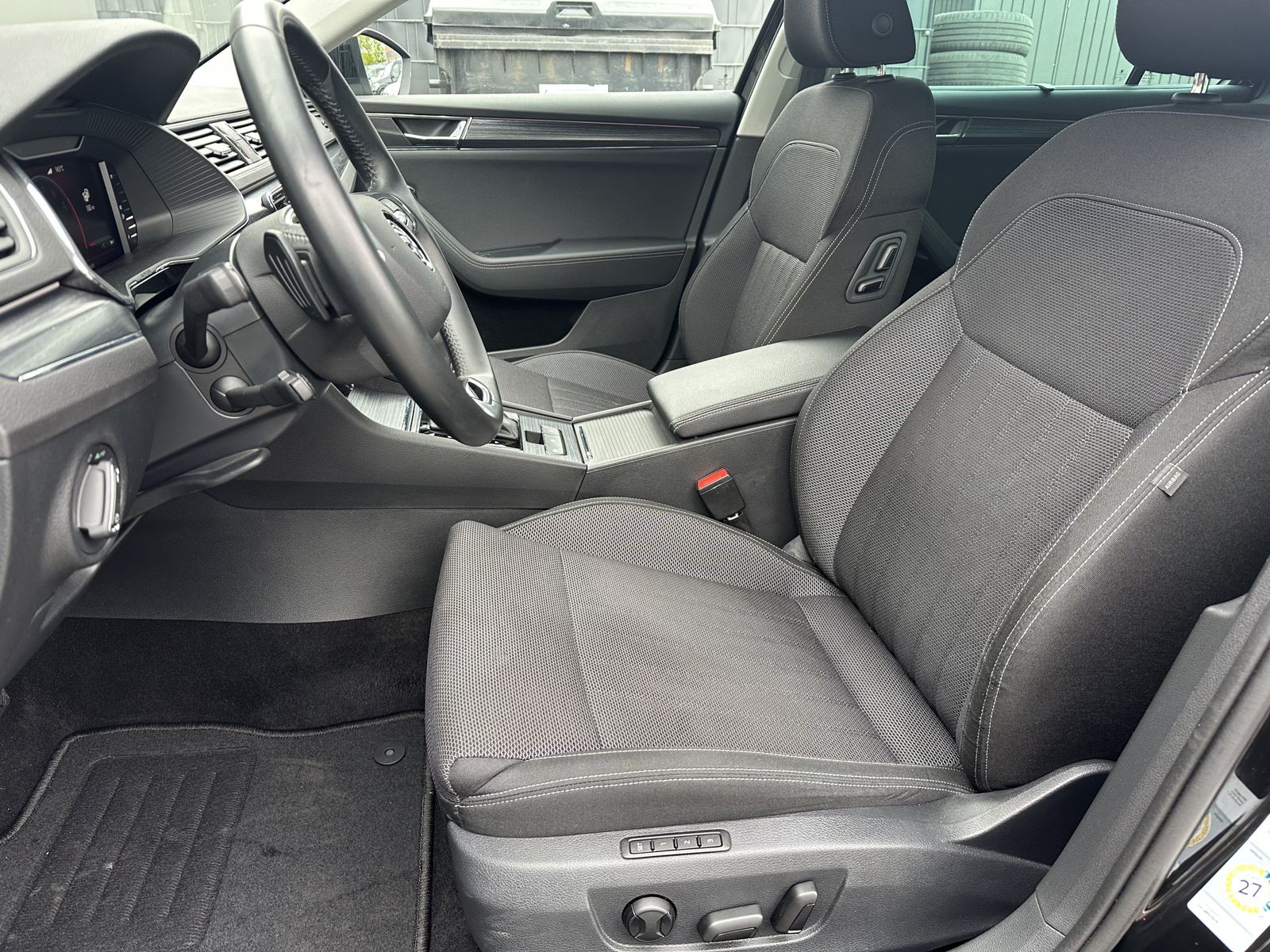 Fahrzeugabbildung SKODA Superb Combi 1.4 TSI iV Style DSG NAV+MATRIX+ACC