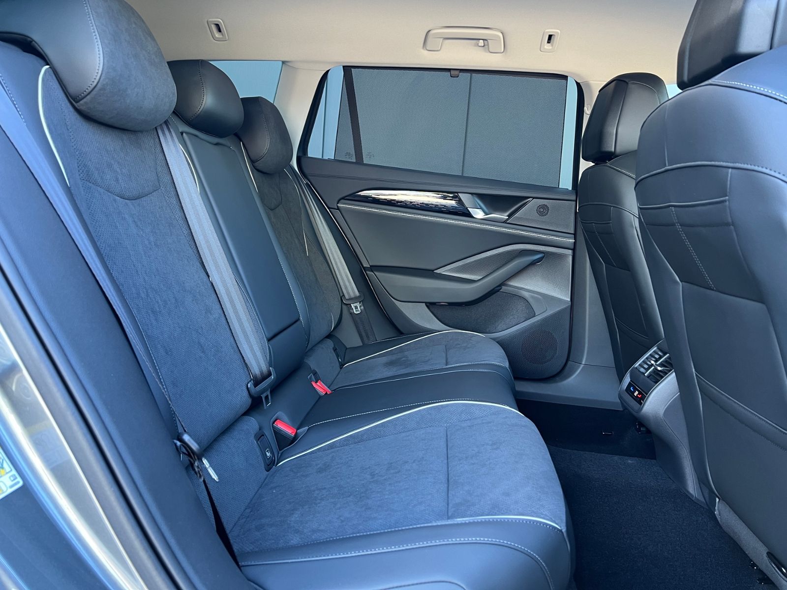 Fahrzeugabbildung Volkswagen Passat Variant Elegance 1.5 eTSI DSG *AHK, ACC,