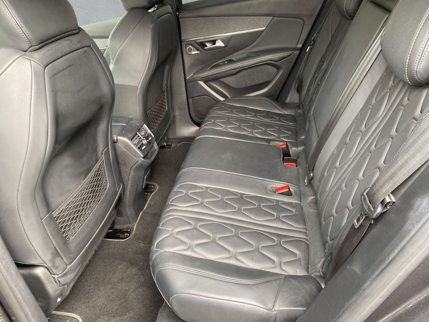 Fahrzeugabbildung Peugeot 3008 Allure 1.6 PureTech 180 AHK Navi/Glasdach