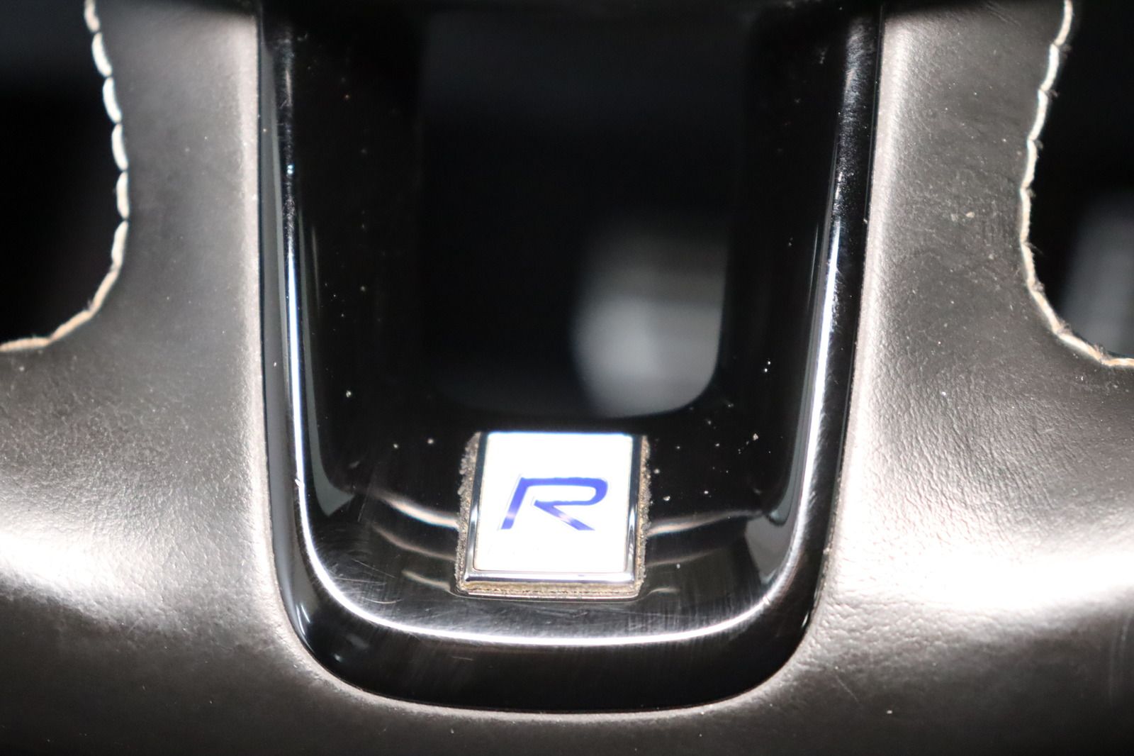 Fahrzeugabbildung Volvo XC60 D4 AWD R - Design aus 1. Hand