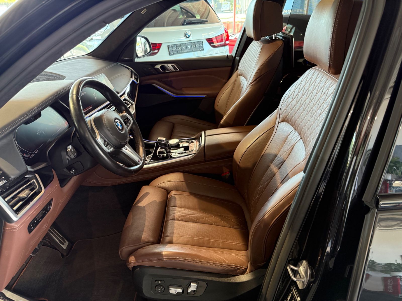 Fahrzeugabbildung BMW X5 xDrive40d M Sport*AHK*StandHz*SkyL*H/K*Laser*