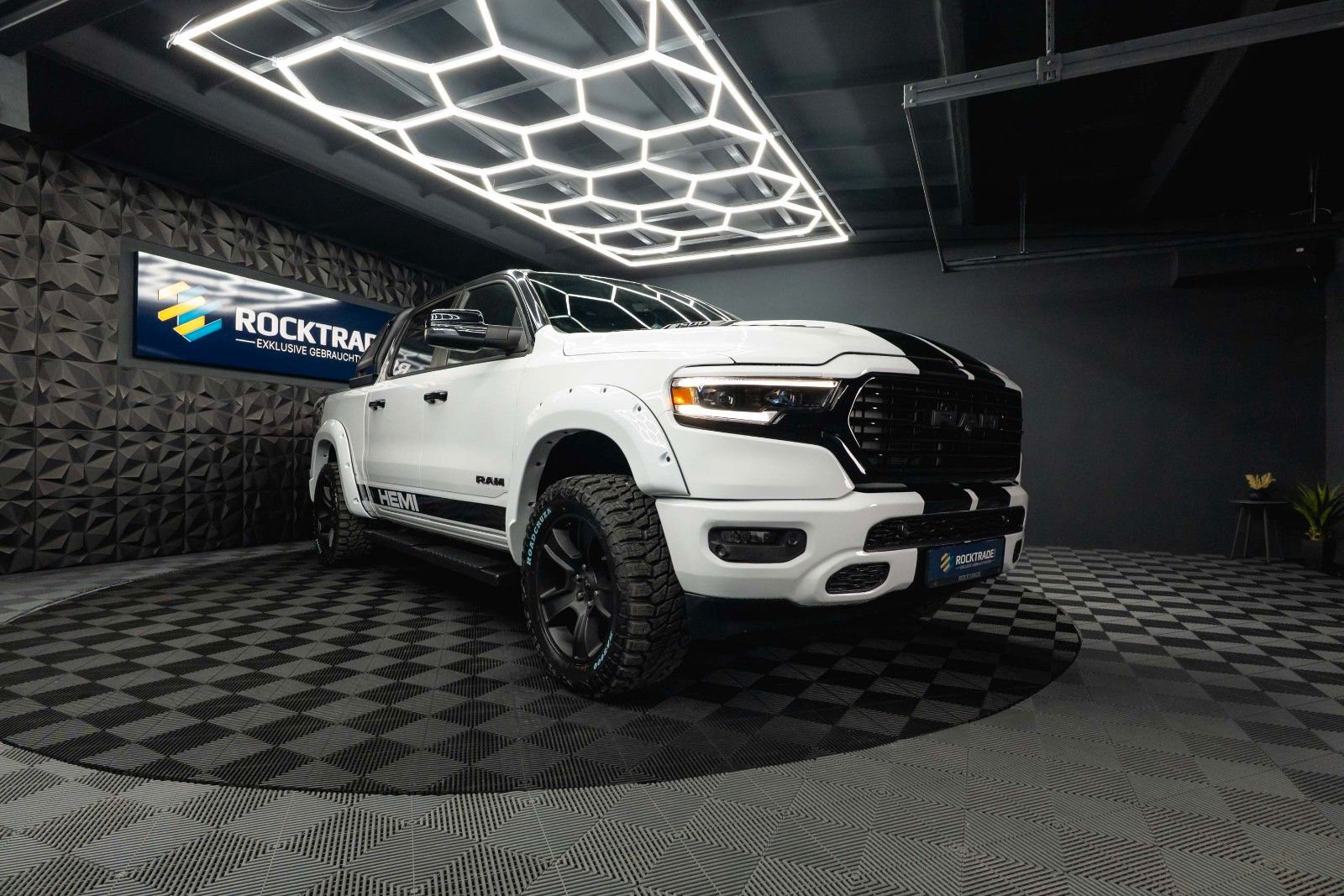 Fahrzeugabbildung Dodge RAM 5.7 V8 HEMI OFFROAD Night Limited 19% LED