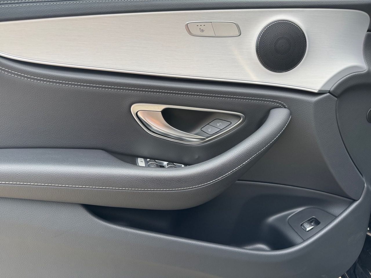 Fahrzeugabbildung Mercedes-Benz E 200 d T AMG+NIGHT+AMBIENTE+CARPLAY+EL.HECKKL++