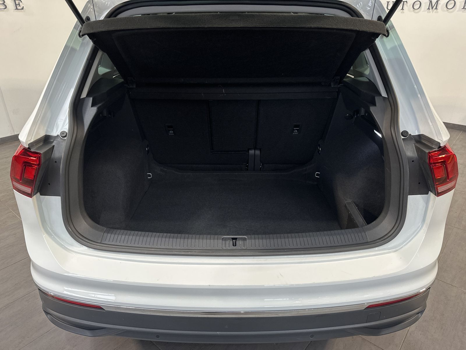 Fahrzeugabbildung Volkswagen Tiguan 2.0 TDI DSG Life NAV+LED+AHK+PANO+17ZO+PP