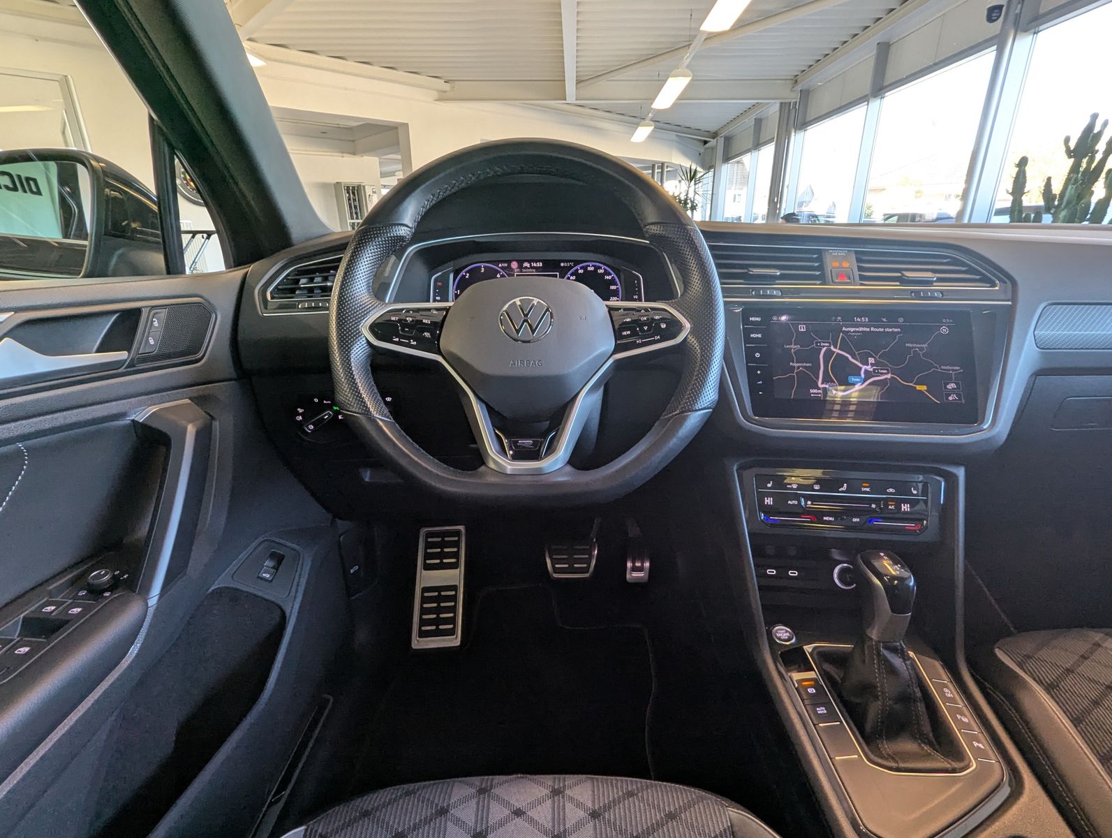 VW Tiguan 2.0 TDI DSG R-Line Matrix Pano HUD AHK 20 - Image 17