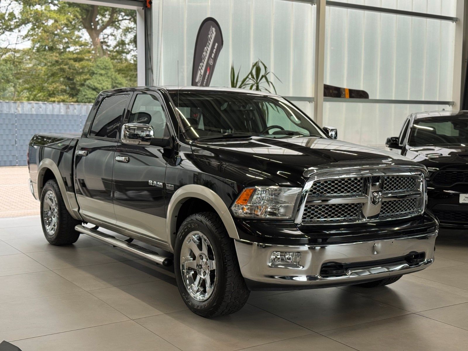 Fahrzeugabbildung Dodge RAM 5,7 Laramie Crew Cab LPG DVD RAM BOX 1.Hand