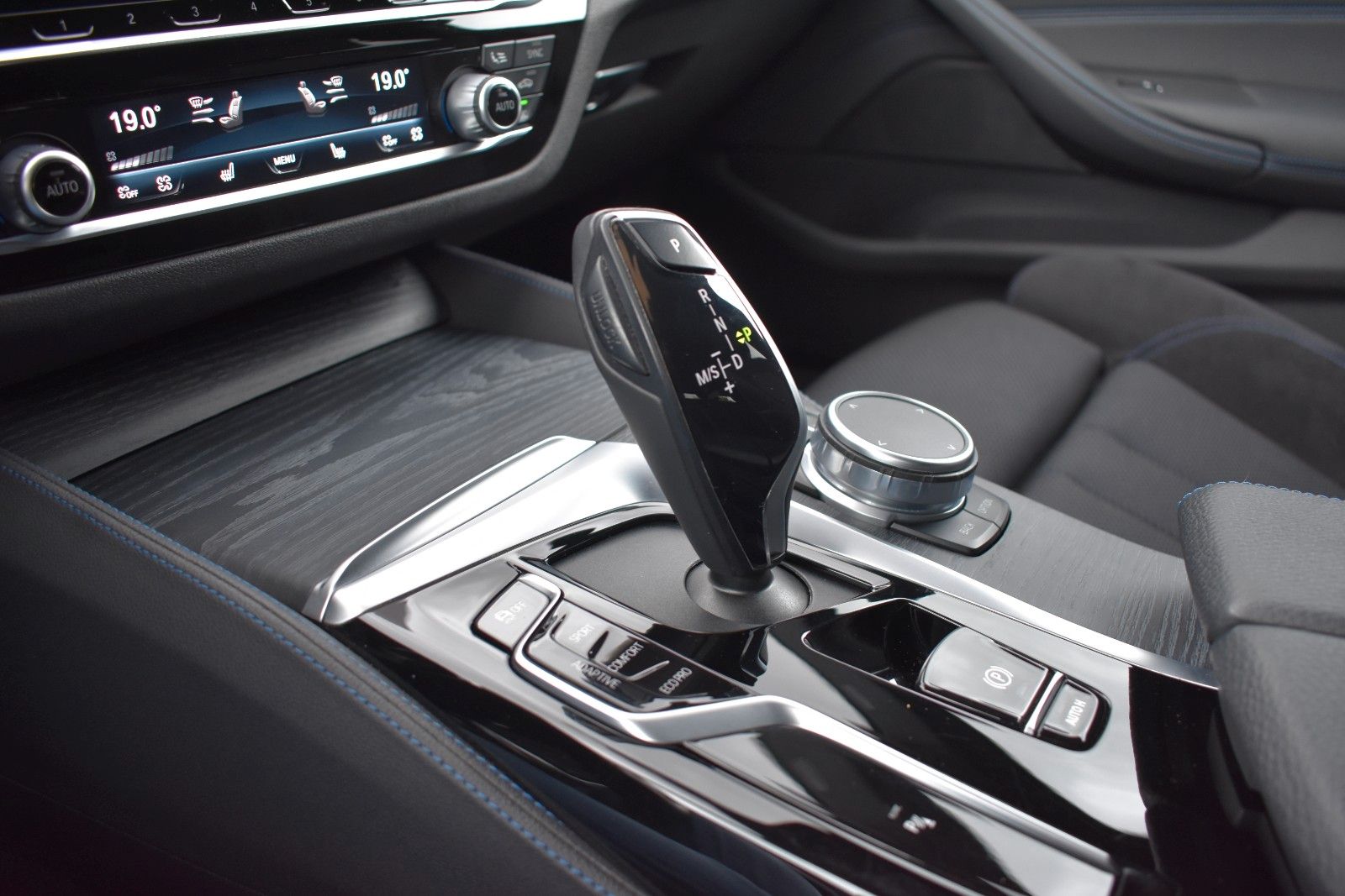 Fahrzeugabbildung BMW 530d Touring xDrive MSport LASER/HUD/KEYLESS/AHK