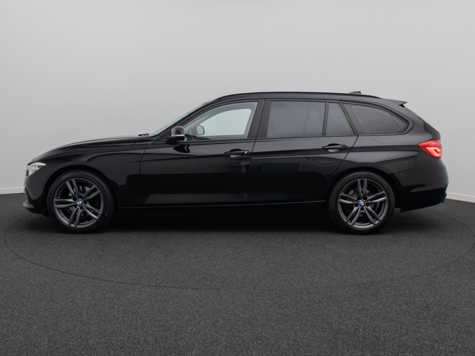Fahrzeugabbildung BMW 320d GeschwindigReg PDC Panorama LED Sportsitz