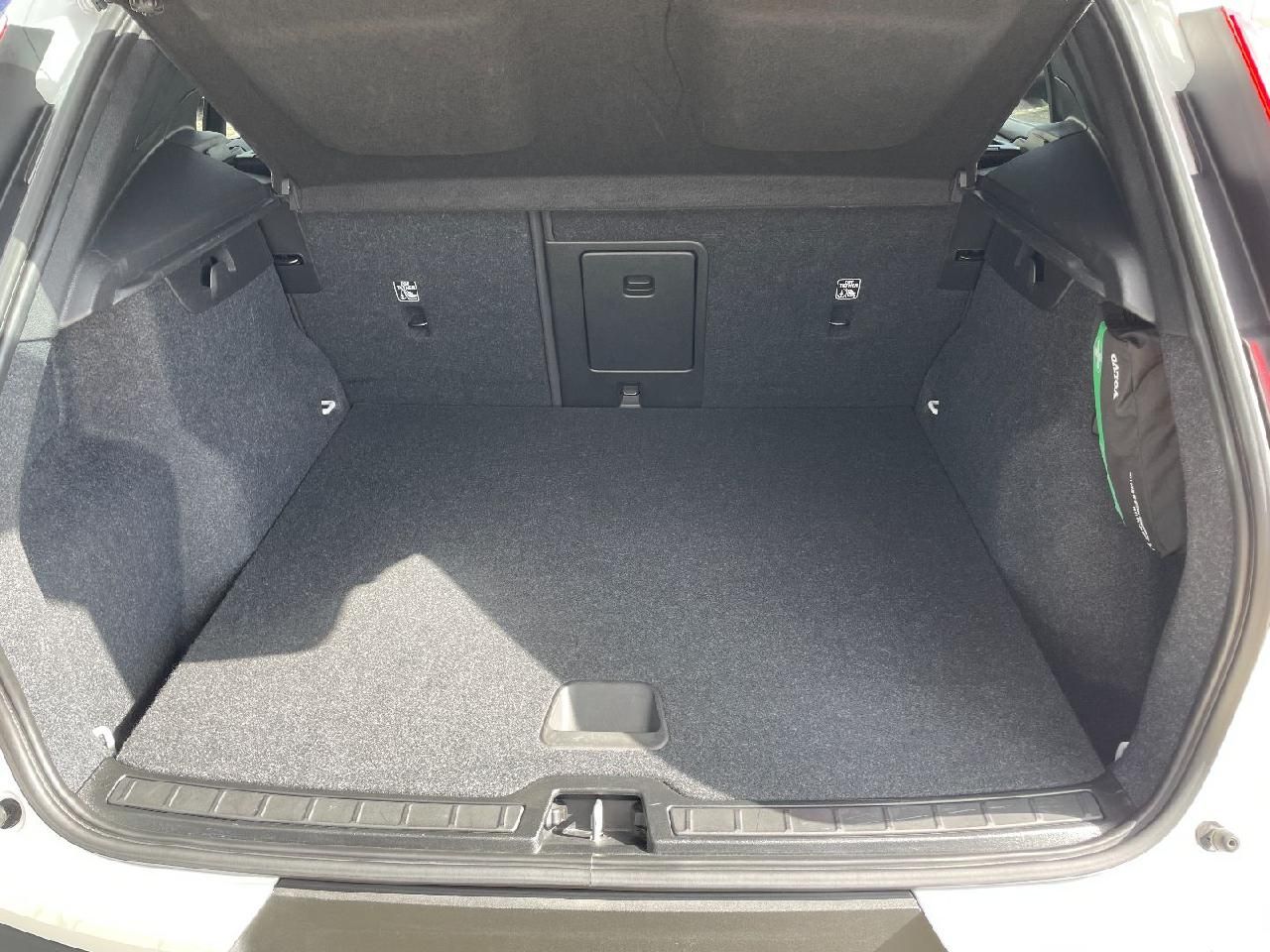 Fahrzeugabbildung Volvo XC40 Core Recharge Plug-In Hybrid 2WD